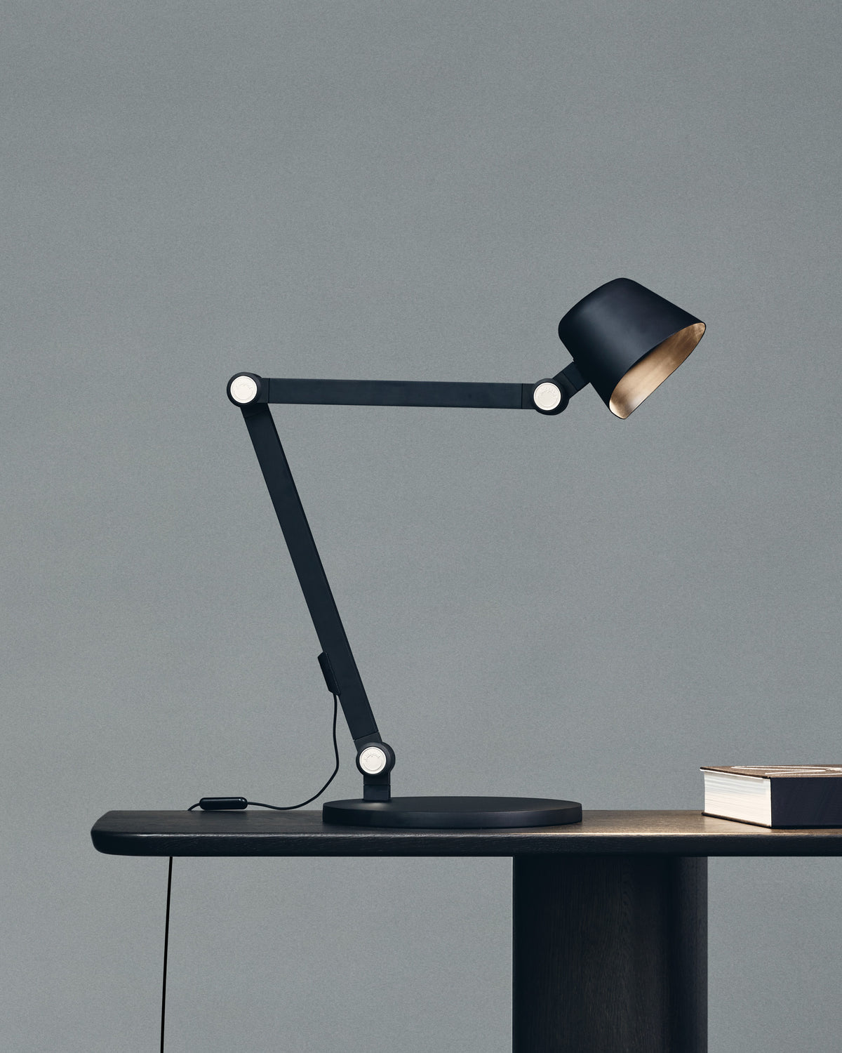 Midgard Modular NEO LED table lamp with articulated arms and rotatable lampshade based on the historic Bauhaus lighting principle