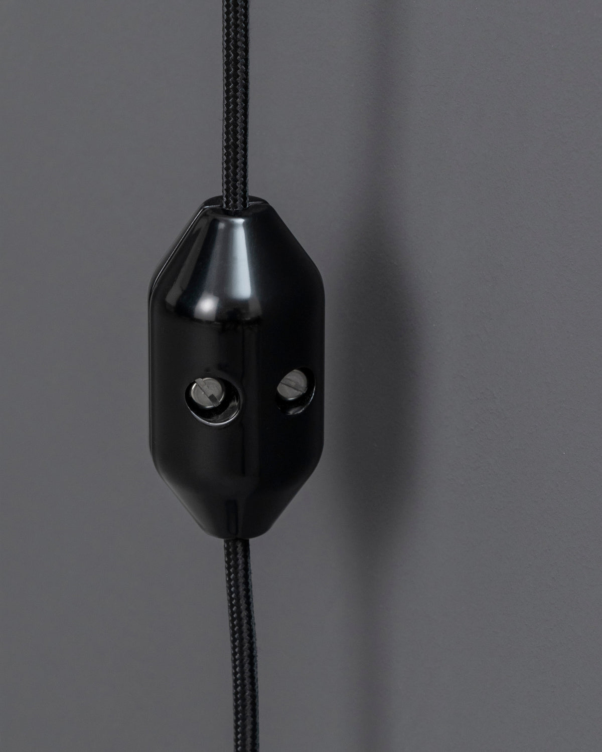 K830 wall counterweight by Midgard balancing the lamp head and enabling continuous stepless height adjustment