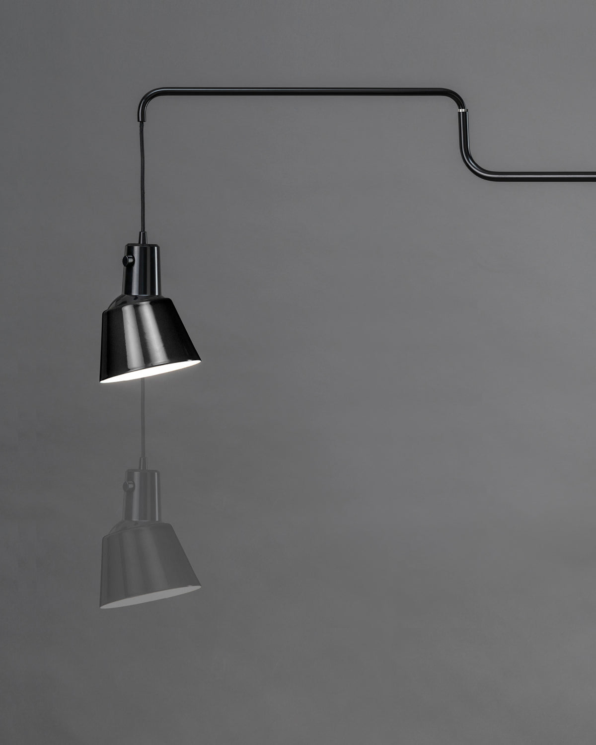 K830 wall by Werner Glasenapp for Midgard showing its stepless adjustable height and directional lampshade