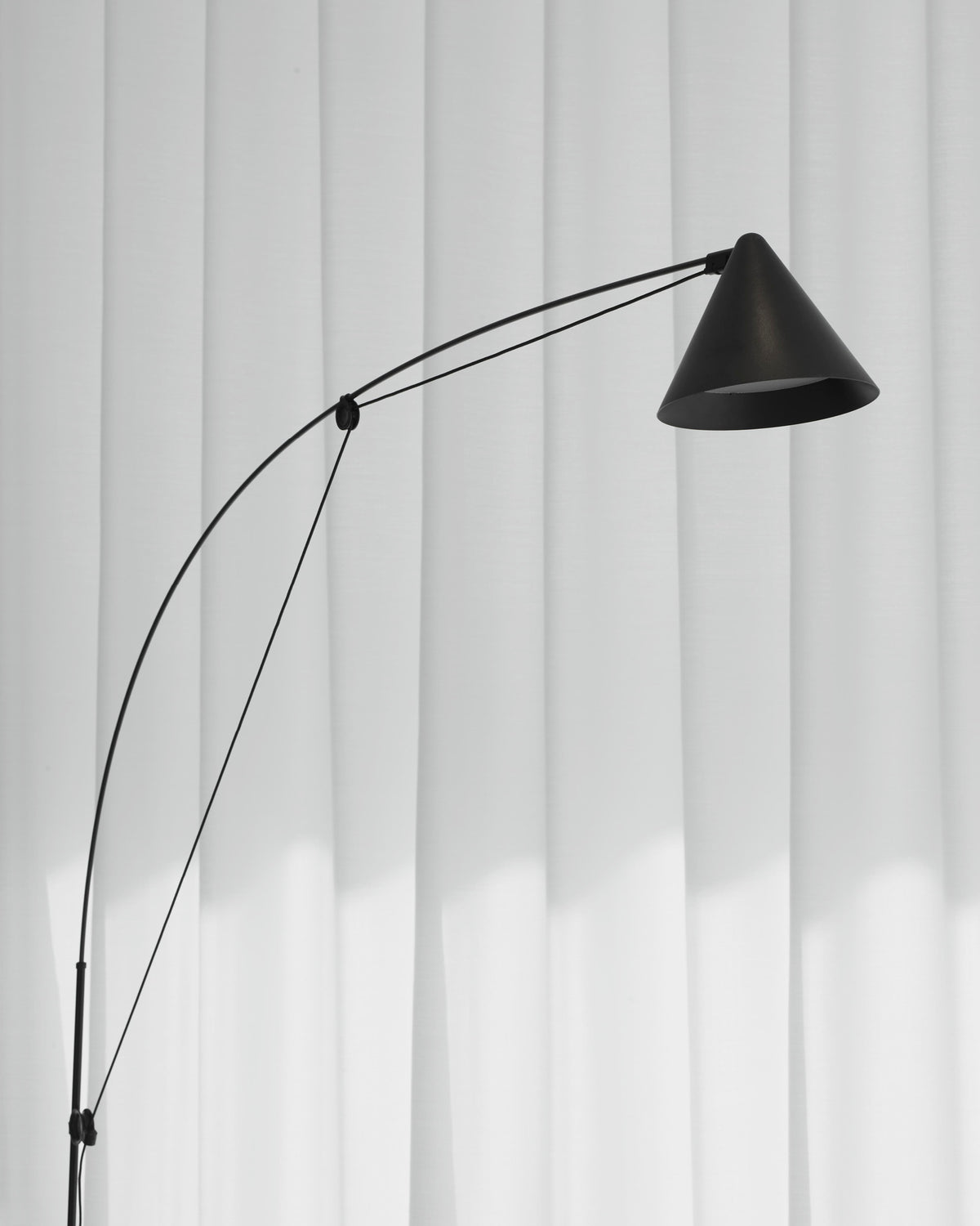 Adjustable lampshade of the Midgard AYNO L floor lamp in black
