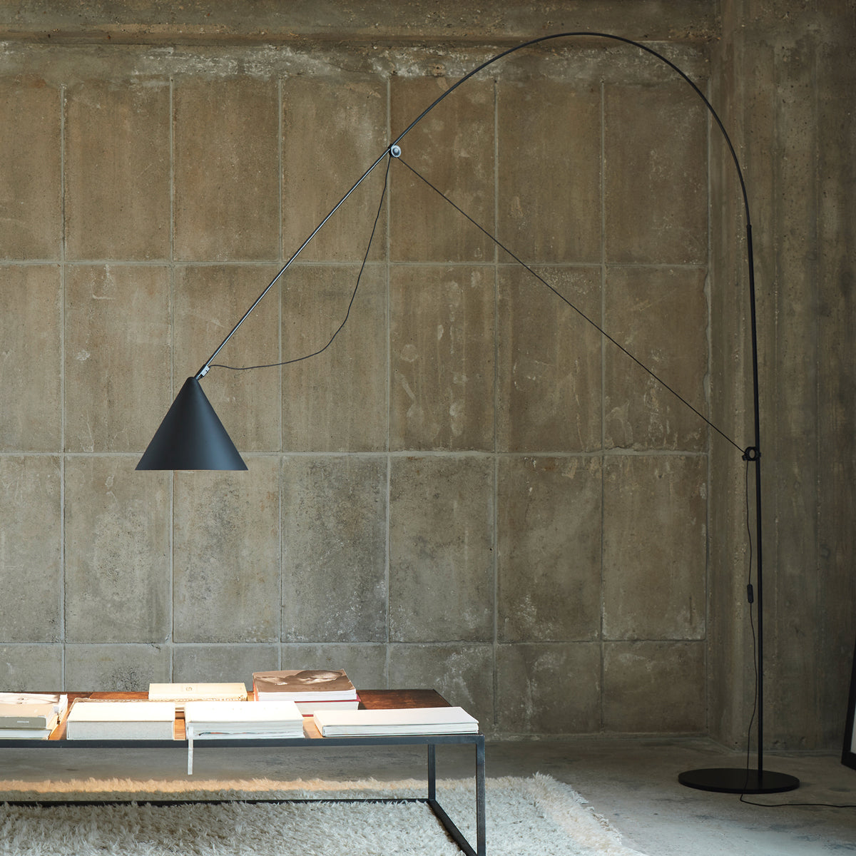 Side view of the Midgard Ayno XL floor lamp in black, showcasing its arched silhouette