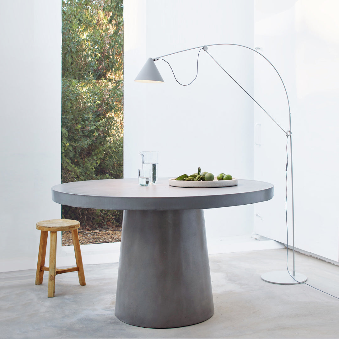 Midgard Ayno L floor lamp in silk grey, illuminationg a round modern dining table