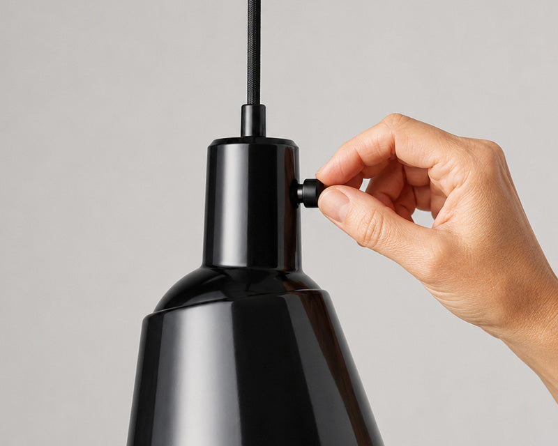 Integrated rotary switch on the Bakelite dome of the Midgard K831 pendant lamp.