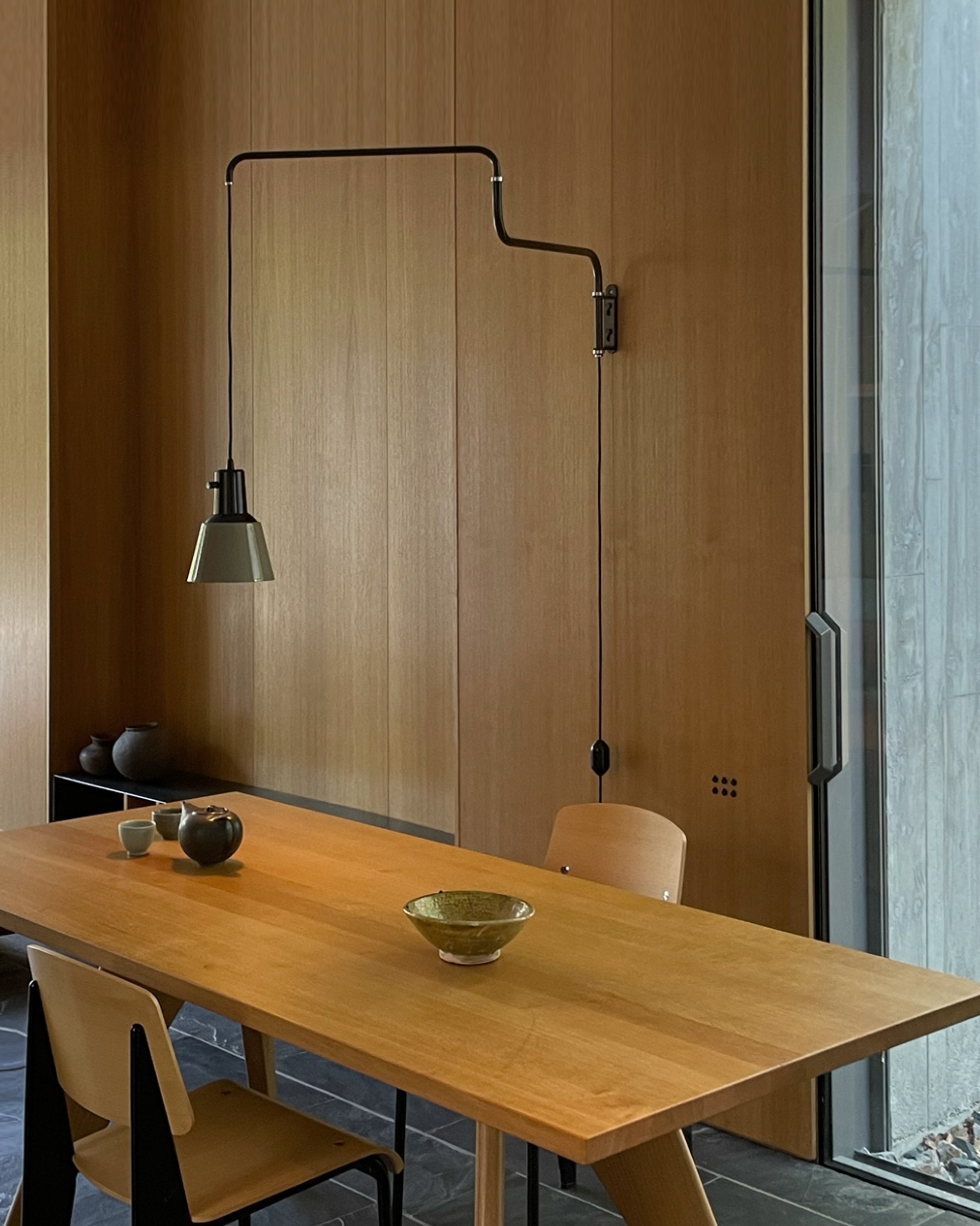 K830 wall by Werner Glasenapp for Midgard shown in an interior setting with its long adjustable rotating arm