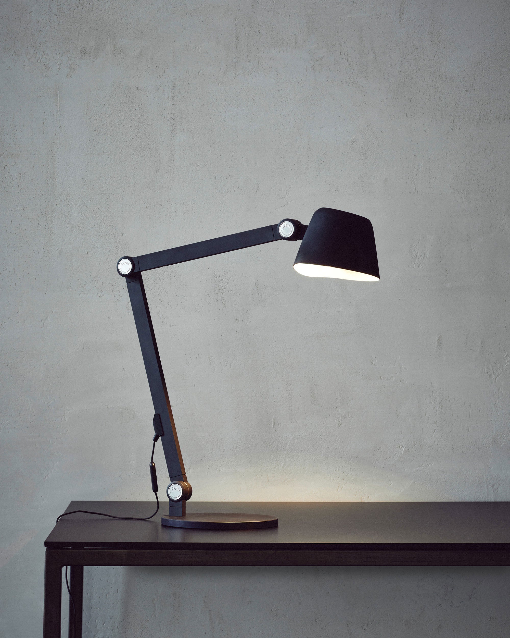 Midgard Modular NEO LED table lamp in side view with articulated arms and adjustable light