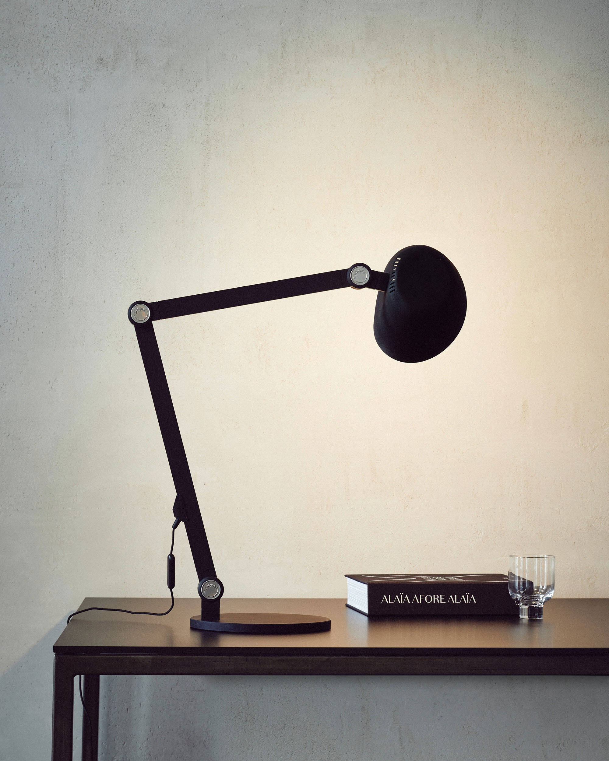 Midgard Modular NEO table lamp directing light through its rotatable lampshade