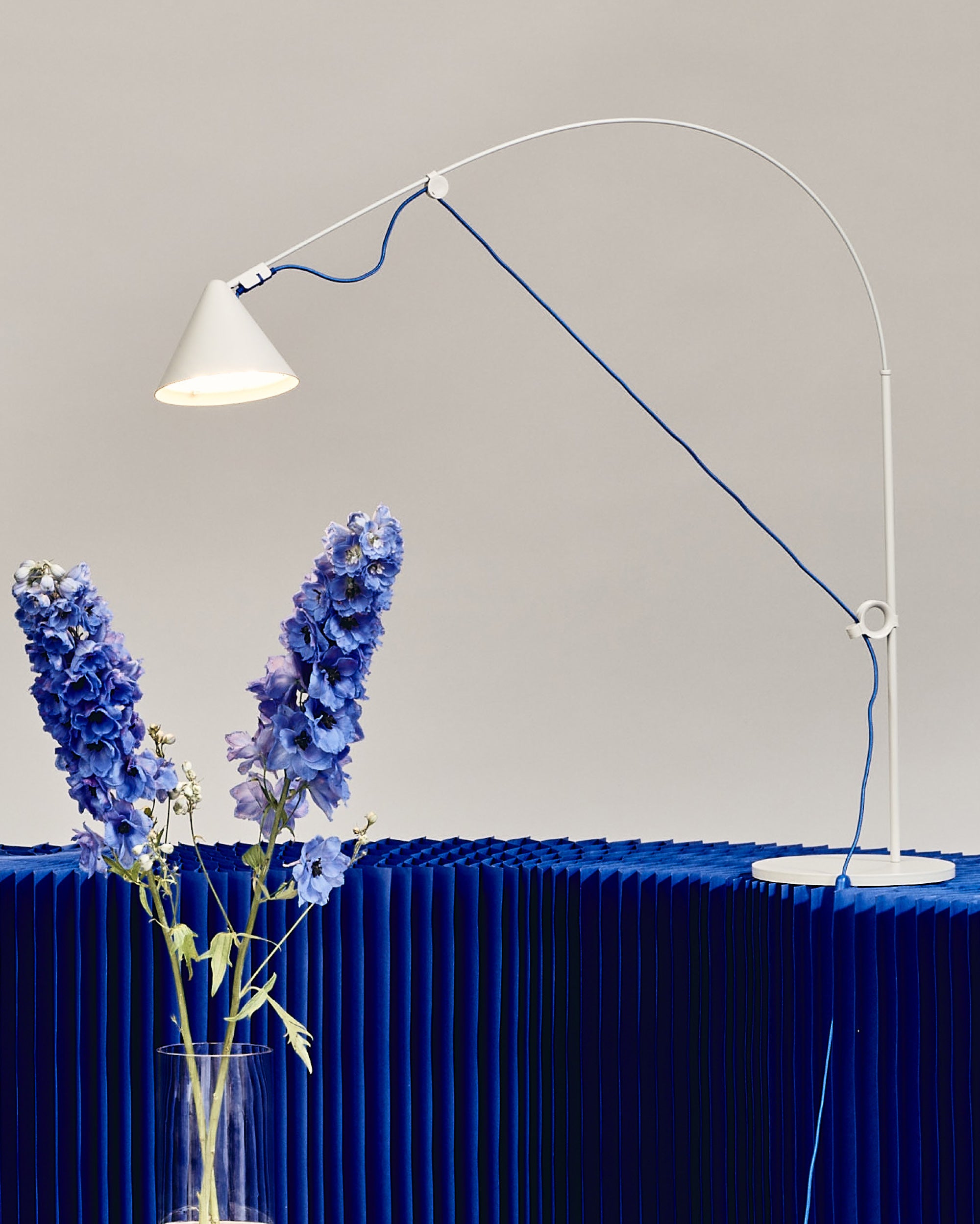 Midgard AYNO S adjustable table lamp in silk grey with ultramarine blue textile cable in a modern interior