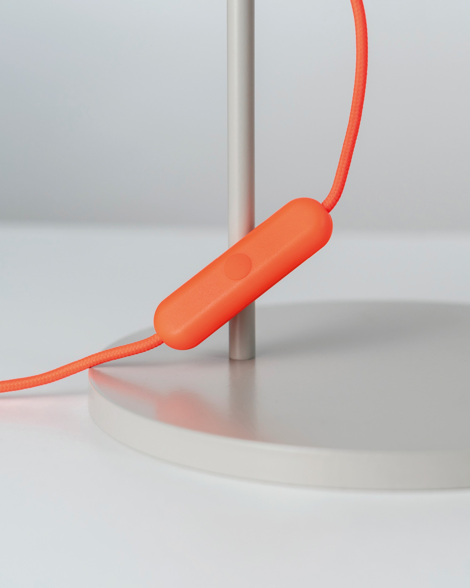 Midgard AYNO S adjustable table lamp in silk grey, detail with neon orange textile cable