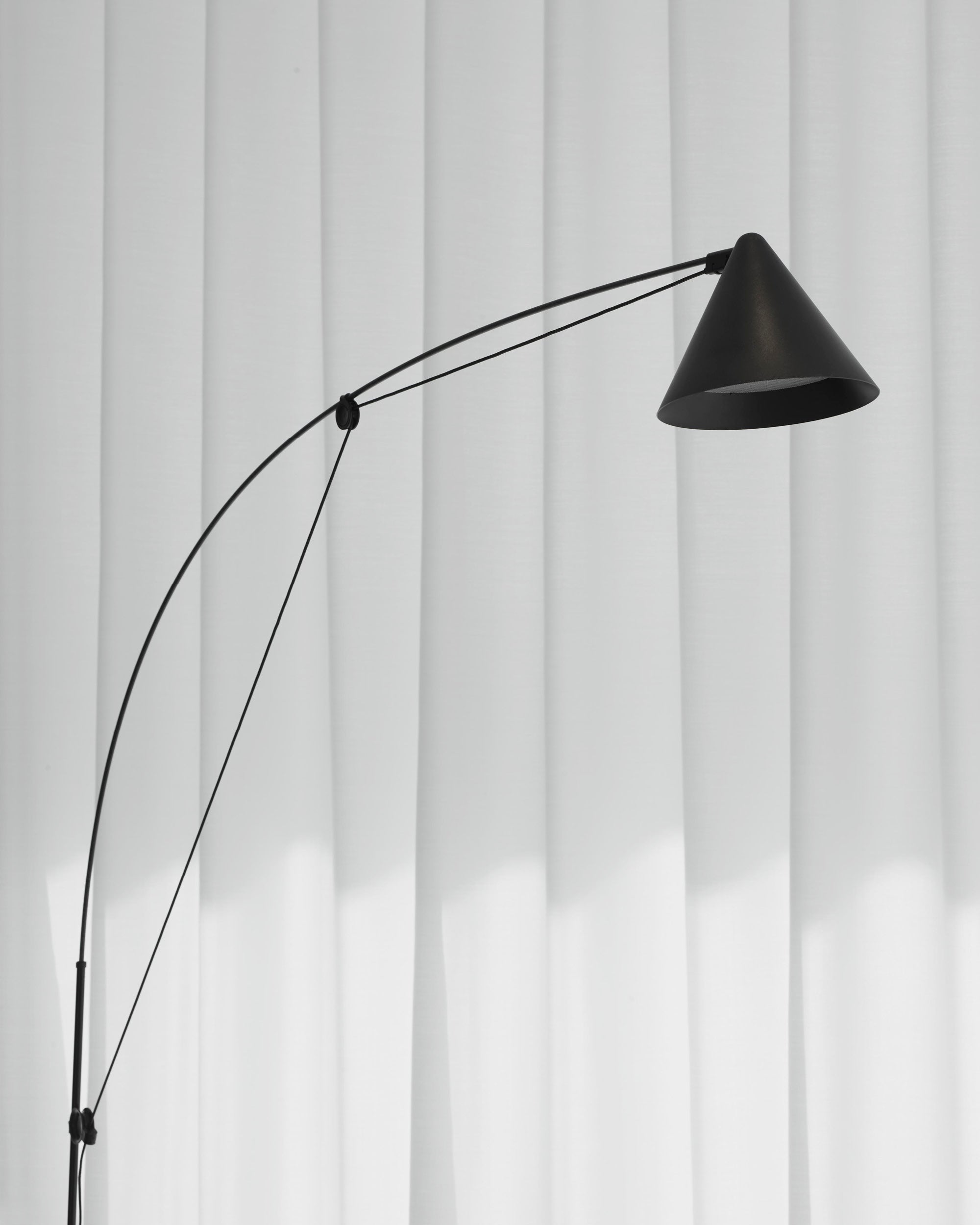 AYNO L Floor Lamp, Black – Stefan Diez | Midgard Licht