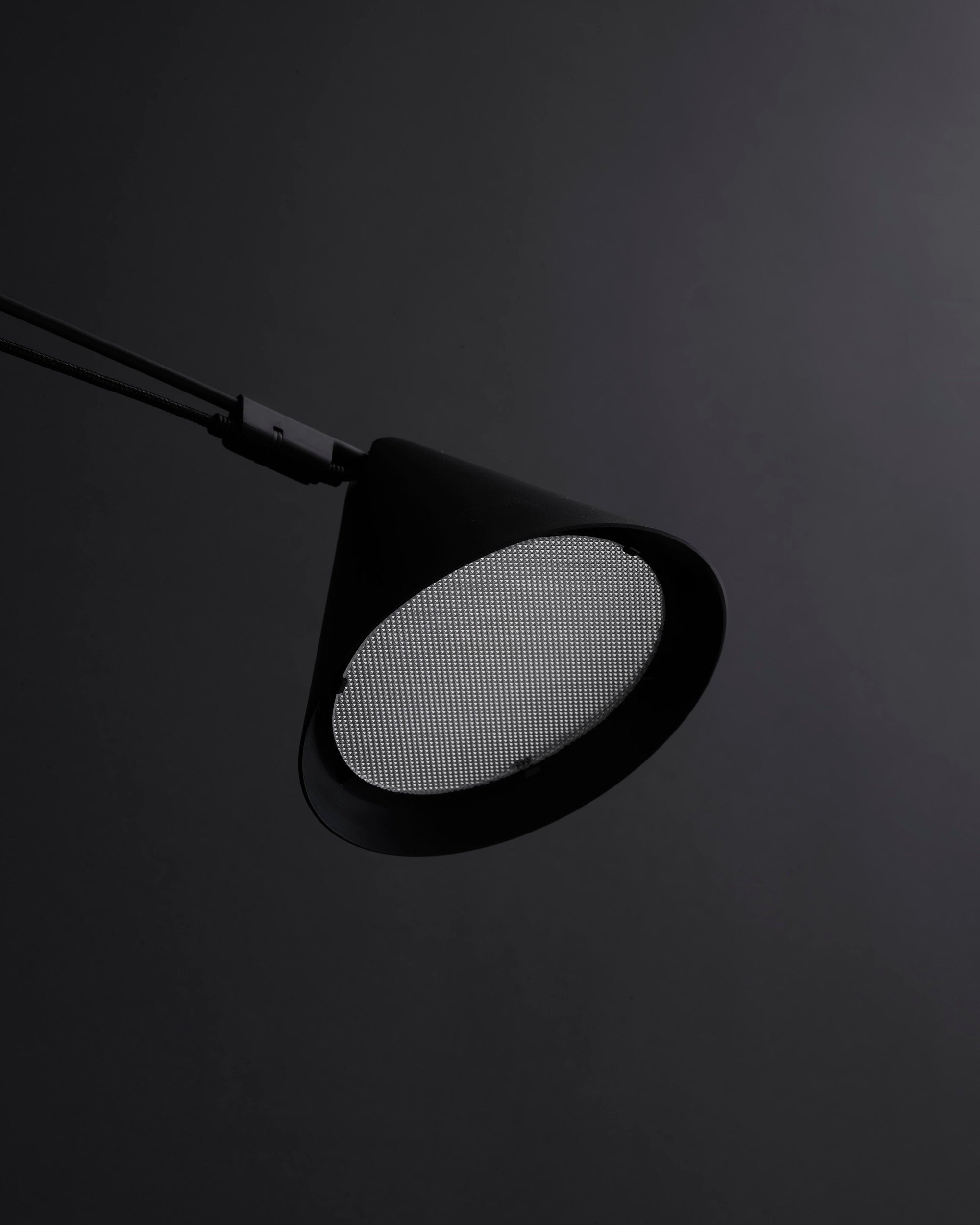 Adjustable lampshade of the Midgard AYNO S table lamp in black