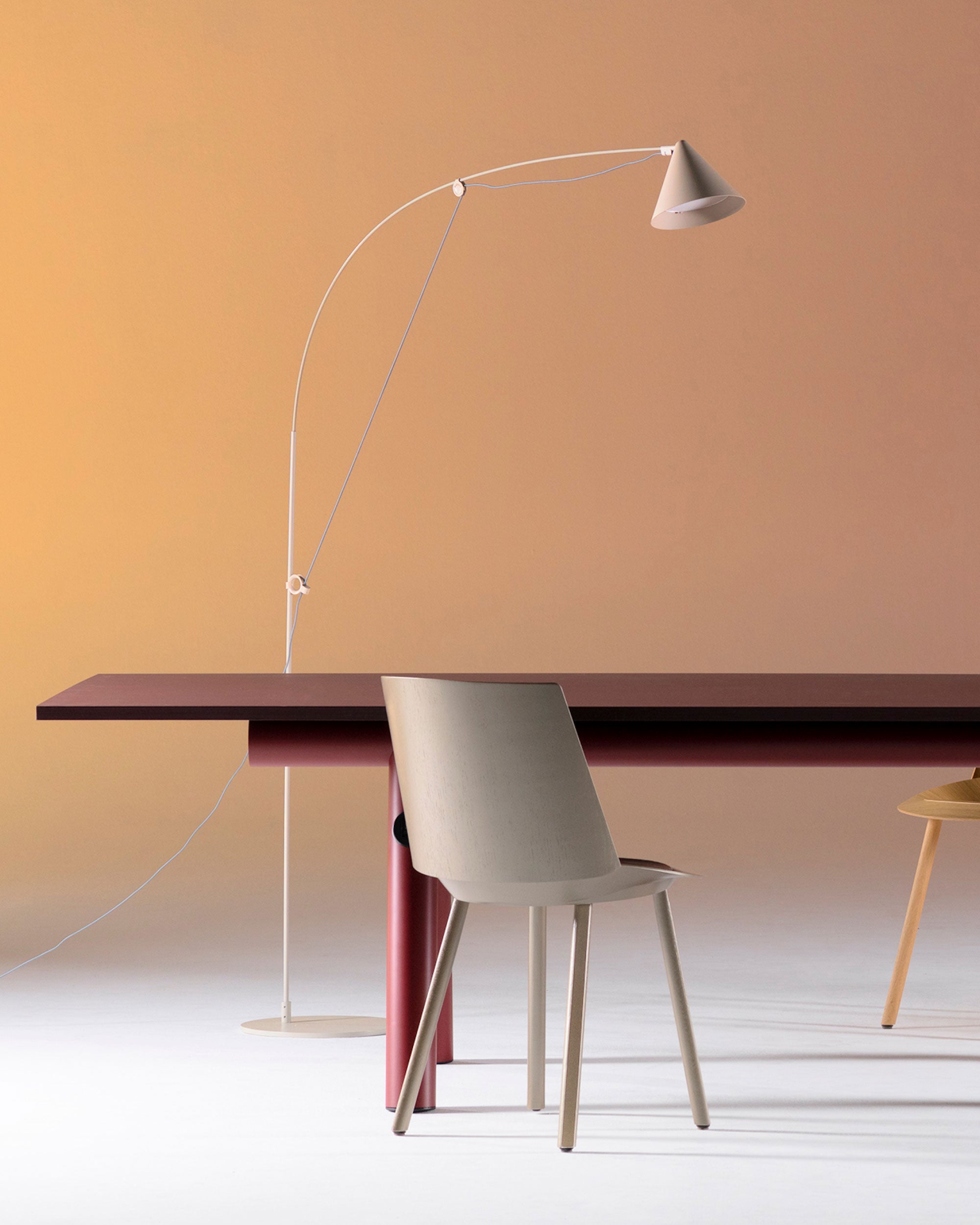 Midgard AYNO L adjustable floor lamp in silk grey illuminating a modern dining table