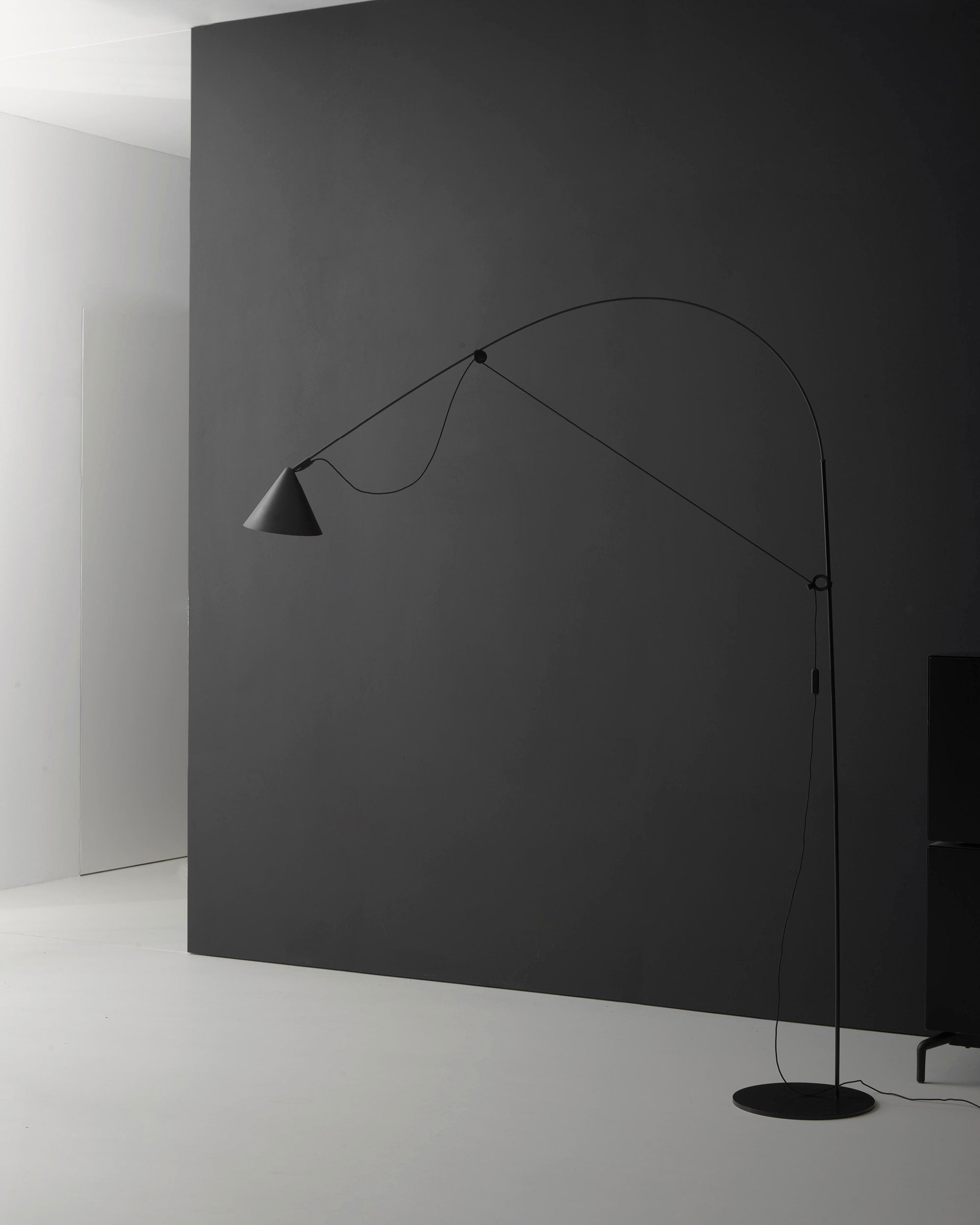 Midgard AYNO L floor lamp in black in a dark interior