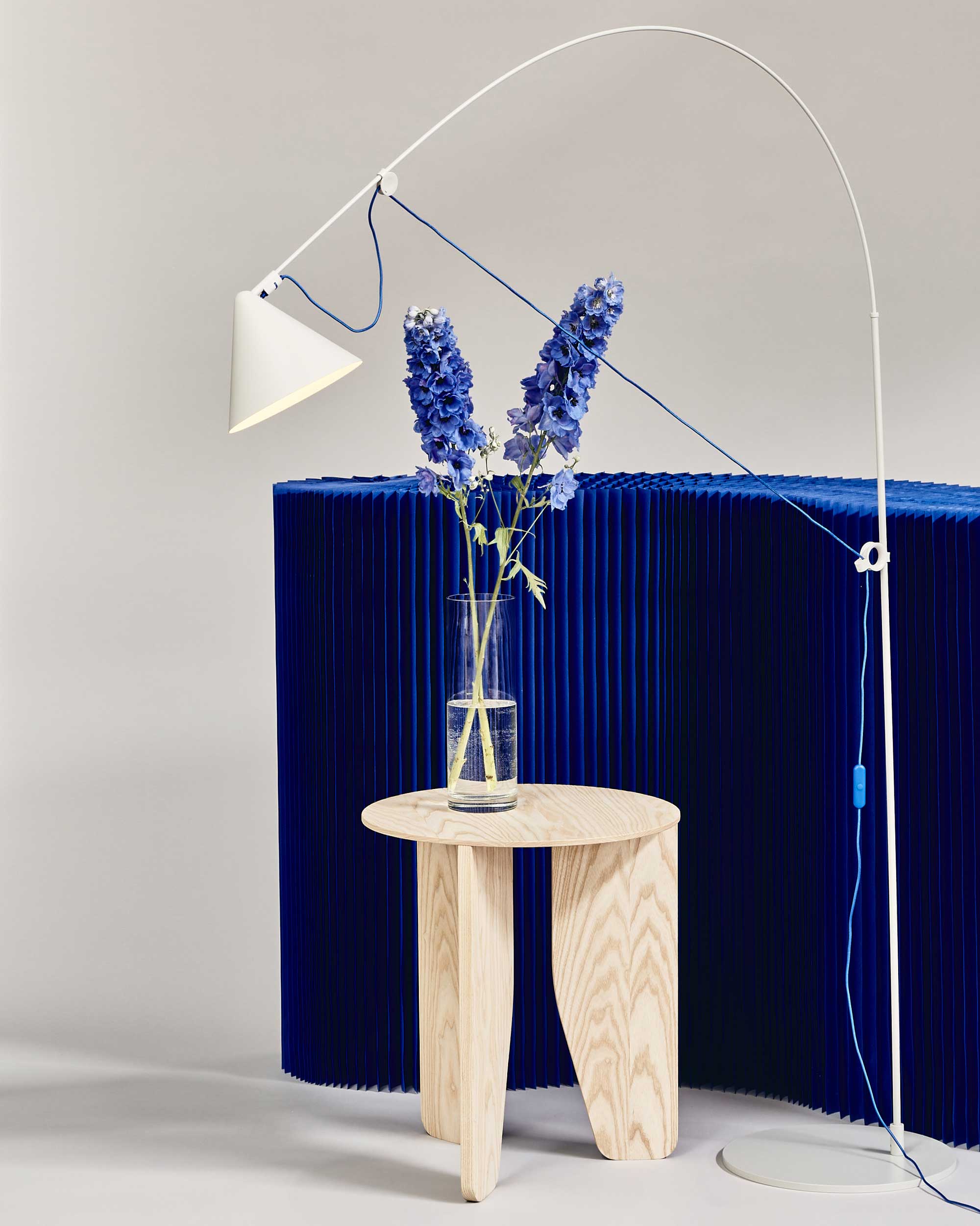 Midgard AYNO L floor lamp in silk grey with ultramarine blue textile cable in an interior