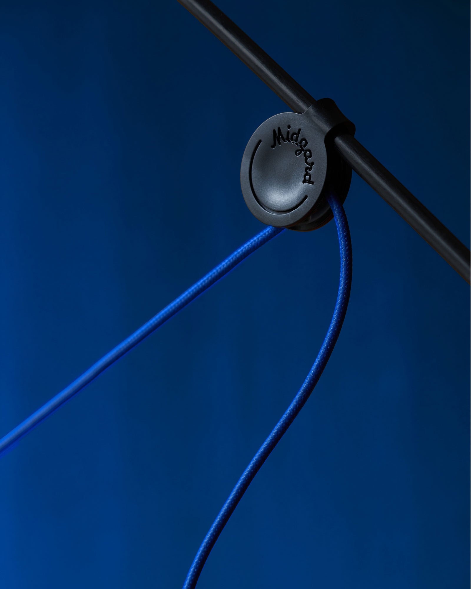 Midgard AYNO S black table lamp detail of ultramrin blue textile cable