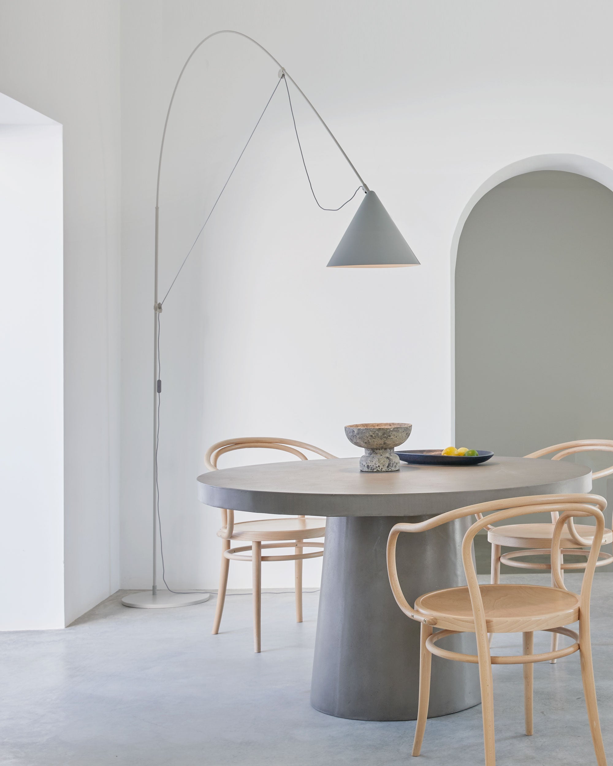 AYNO XL Floor Lamp, silk grey – Stefan Diez | Midgard Licht